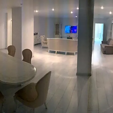 Parliament Penthouse فندق 5*